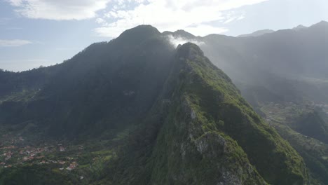 Hermosa-Y-Cinematográfica-Toma-Aérea-Sobre-El-Paisaje-De-Madeira