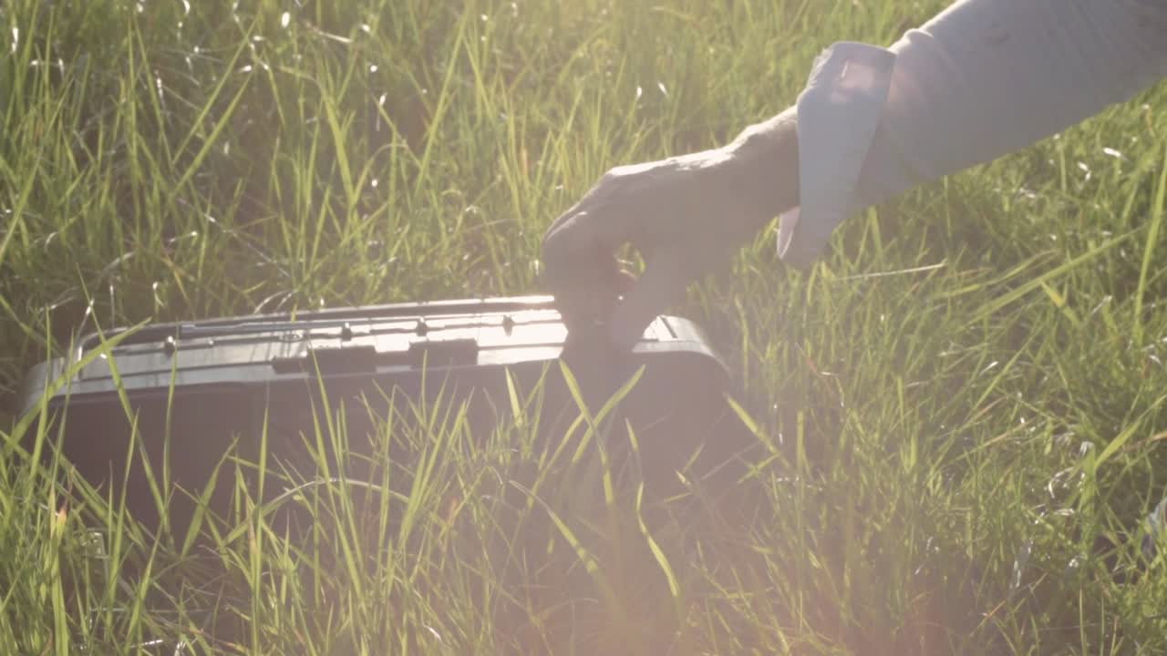 fm am 휴대용 라디오에서 다이얼을 조정하는 여성