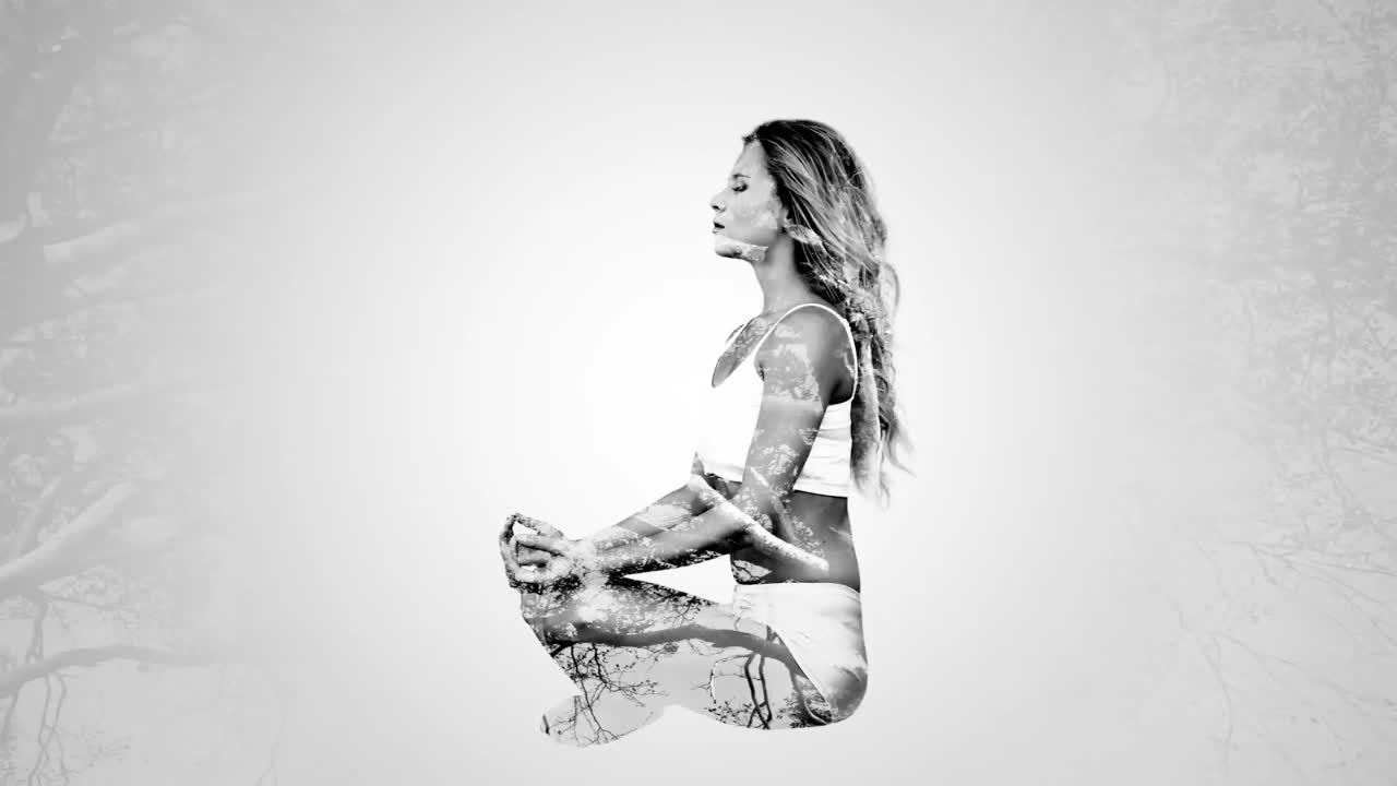 Dobbelt eksponering af kvinde der dyrker yoga