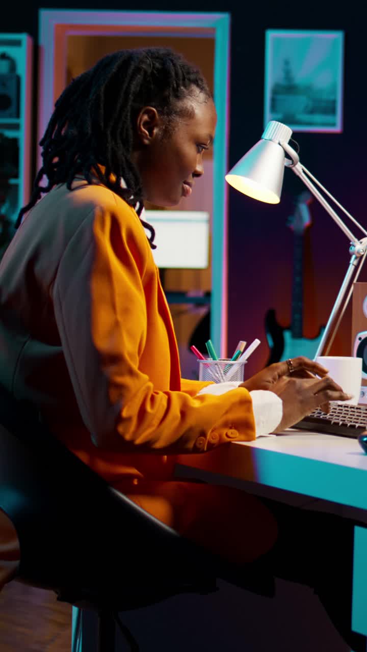 Video verticale di uno studente afroamericano di informatica che si esercita nella codifica o nella programmazione