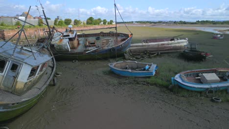 Naufragios-En-La-Orilla-Del-Río-Durante-La-Marea-Baja,-órbita-Rápida-Con-Golondrinas-Volando