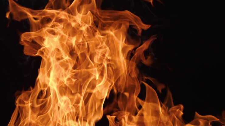 Fiamme di fuoco su sfondo nero al rallentatore. Ripreso con una telecamera super slow motion a 1000 fps