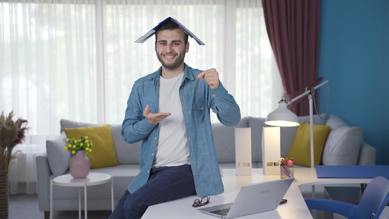 un joven agente de bienes raíces con un espíritu positivo.