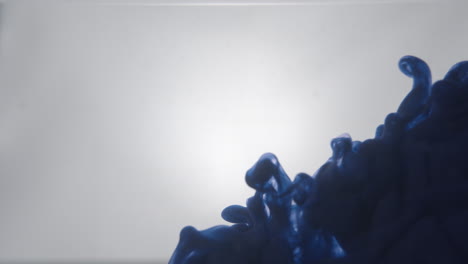 tinta azul en el agua 4k 50fps prores
