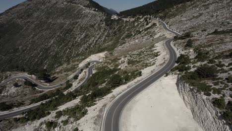 video de drones sobre el paso de montaña llogara en sh8, albania
