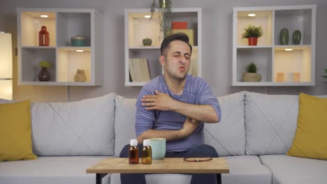 hombre enfermo con dolores de espalda.