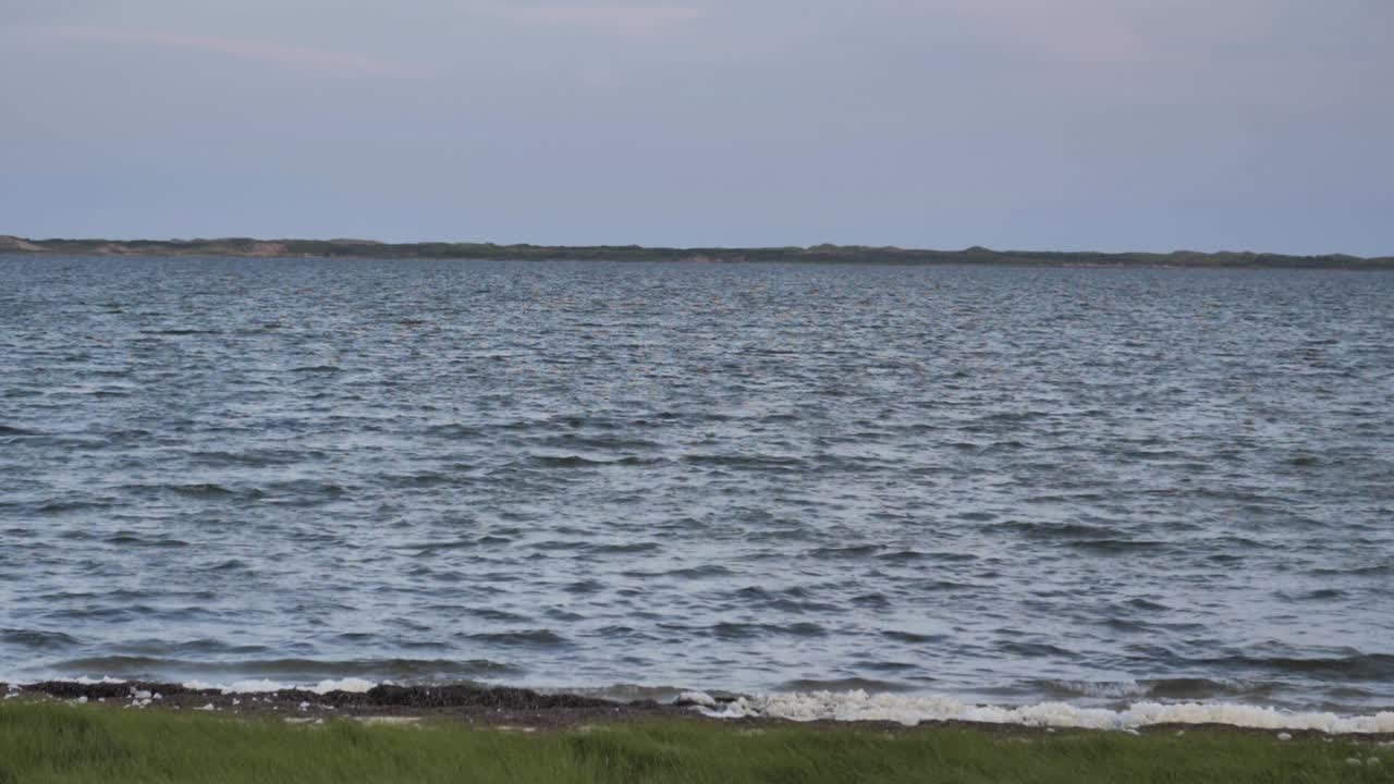 잔잔한 파도가 해안을 찰싹 때리는 슬로우 모션 보기