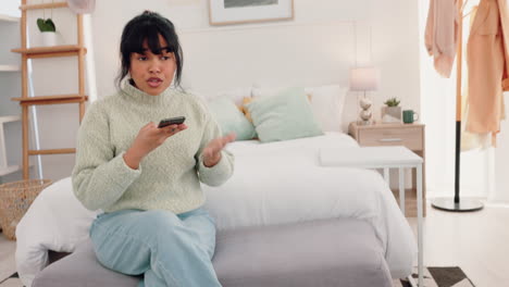 Woman-angry-argue-with-phone-in-hand