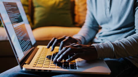 persona codificando en una computadora portátil
