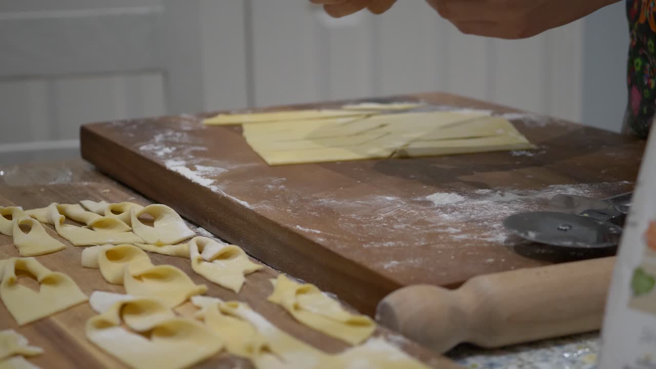 Impasto di Faworki attorcigliato in cucina.
