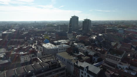 Vista-Aérea-Del-Centro-De-La-Ciudad-De-Hasselt-Drone-Volando-Hacia-Adelante,-Día-Soleado-De-Verano