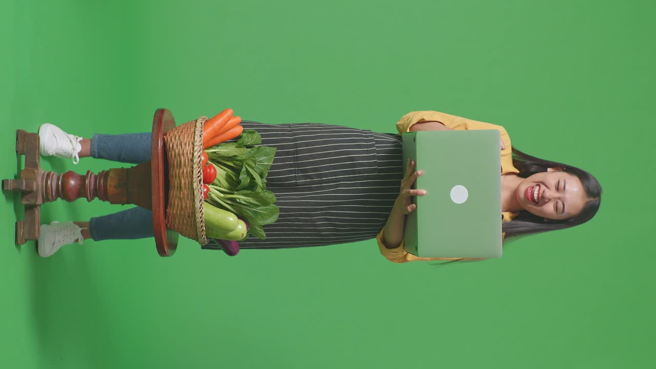 mujer vendiendo verduras en línea