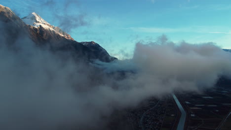 Wolken-Ziehen-über-Das-Rhonetal-Im-Kanton-Wallis