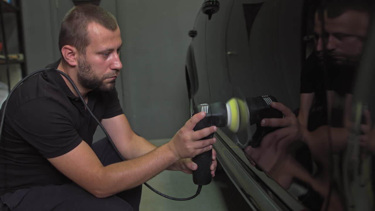 pulido de coches en un garaje