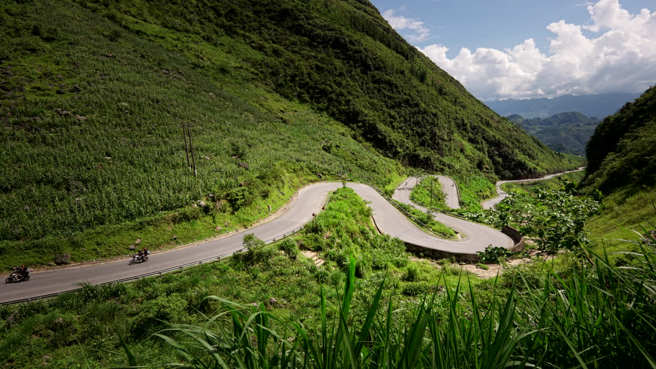 motociclista en una sinuosa carretera de montaña