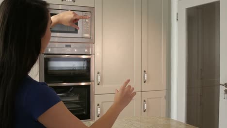mujer joven usando una pantalla táctil invisible