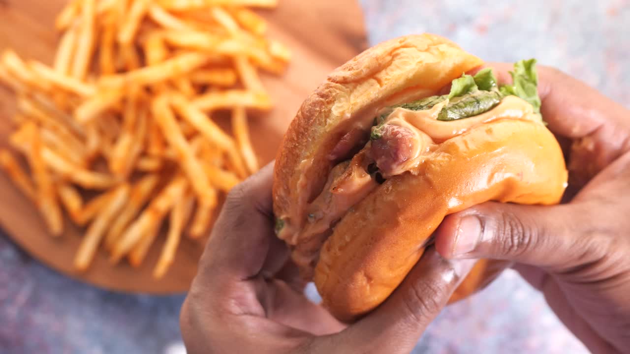 hamburguesas y papas fritas de mano