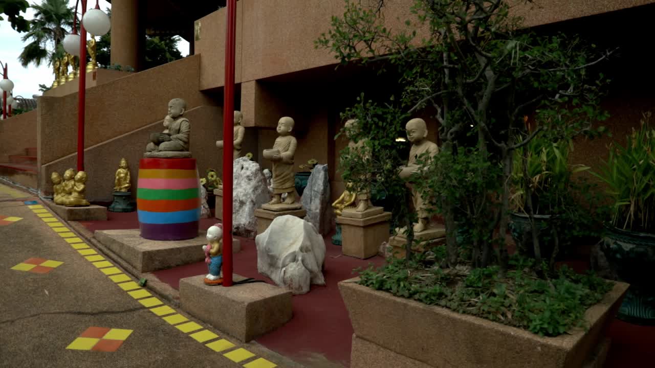 방콕의 사원에서 아름다운 사원 동상을보고