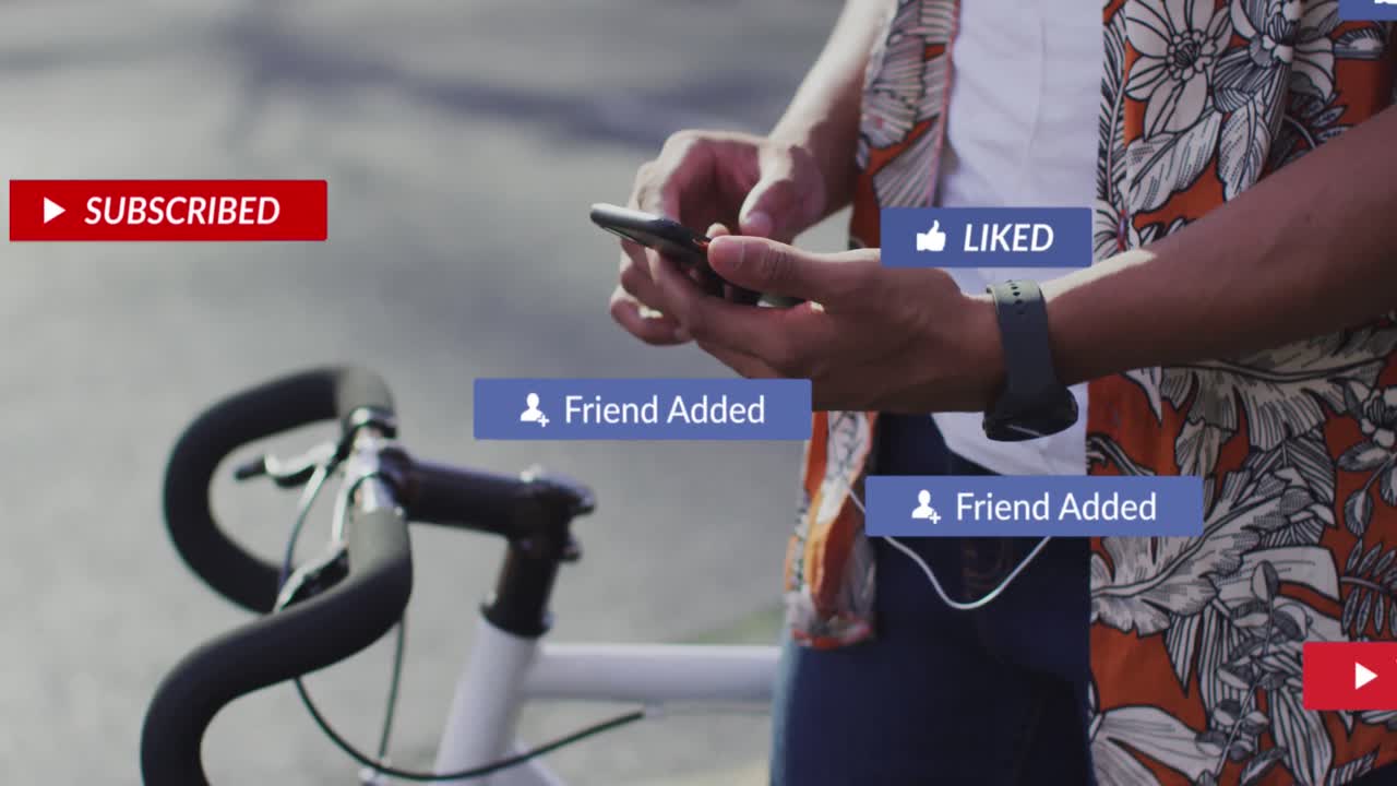 animación de notificaciones flotantes, sección media de un hombre afroamericano con bicicleta usando el teléfono celular.