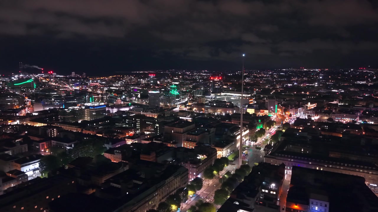 Video aereo grandangolare 4K 30FPS dell'area di O'Connell Street e dello Spire di Dublino nel centro della città di Dublino, Irlanda. Prodotto in 3840x2160 e con spazio colore Rec709
