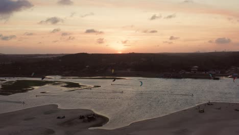 aéreo: kitesurf en la laguna cauipe durante la puesta de sol