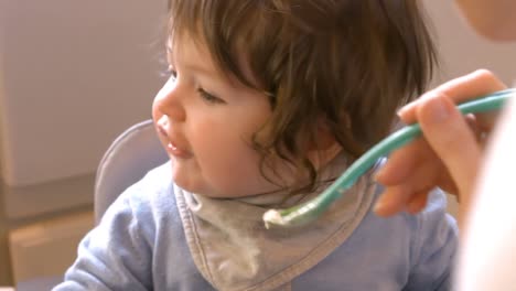 madre alimentando a su bebé