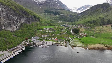 Geiranger-Noruega---Antena-En-Movimiento-Hacia-Atrás-Durante-La-Primavera