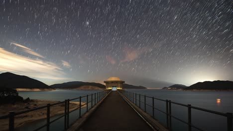 Lapso-De-Noche-De-Cielo-Estrellado-En-La-Presa-Oeste-De-La-Isla-Alta,-Sai-Kung-Hong-Kong