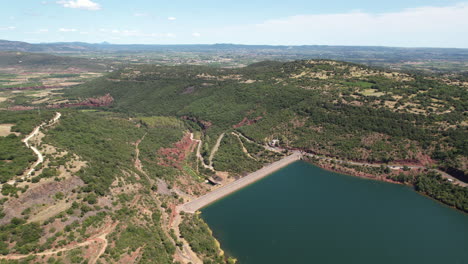 Großer-Staudamm-Am-Salagou-See,-Luftaufnahme,-Sonniger-Tag,-Frankreich