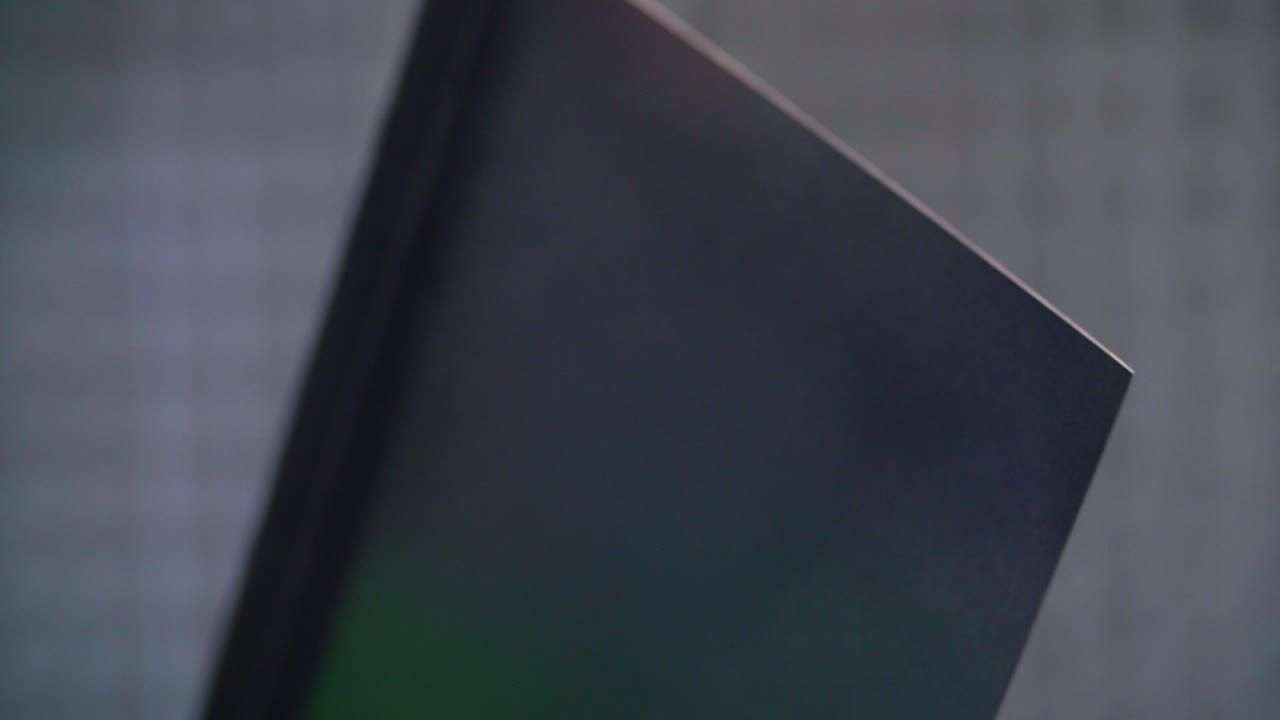 hombre que aplica un recubrimiento en polvo anticorrosión negro a una chapa metálica utilizando una pistola pulverizadora en la fábrica