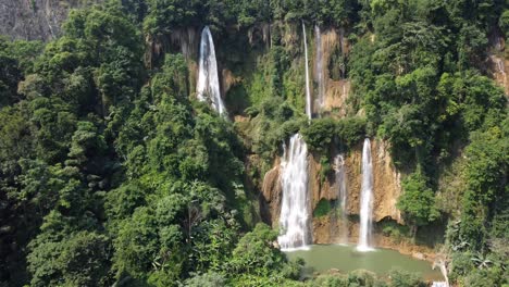 una bonita toma de drones de 4k, girando alrededor de la cascada thi lo su en el paisaje selvático de aventuras de umphang, ubicado en el icónico país de mochileros de tailandia en el sudeste asiático