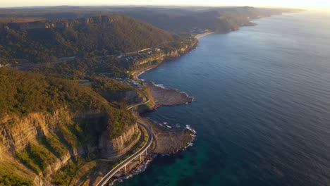 Blick-Auf-Den-Grand-Pacific-Drive-Mit-Sea-Cliff-Bridge-Am-Pazifischen-Ozean-Bei-Sonnenaufgang-In-New-South-Wales,-Australien