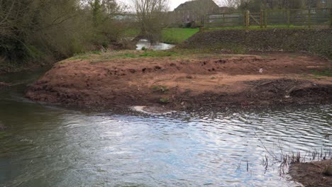 4k-Abschnitt-Des-Flusstons-In-Taunton-Somerset,-Nachdem-Einige-Reinigungsarbeiten-Im-Flussbett-Durchgeführt-Wurden