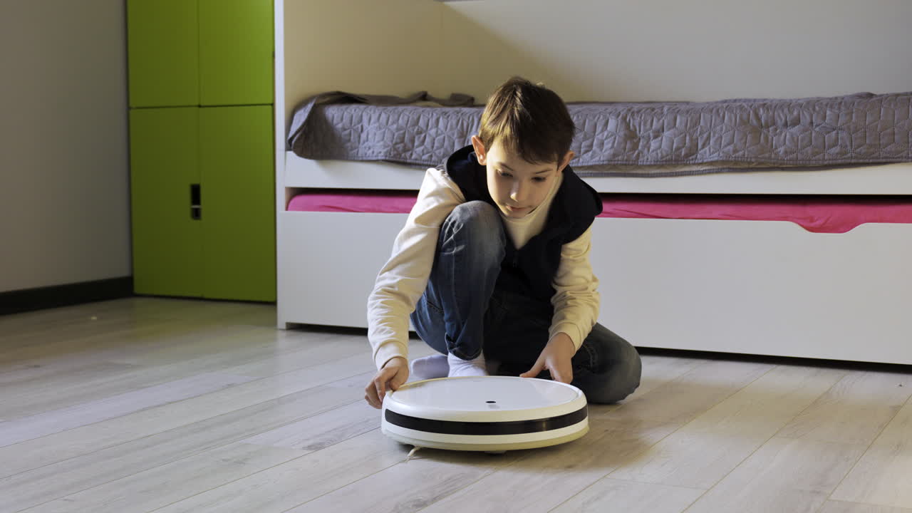 подросток играет в онлайн видеоигры