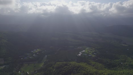 Dramatischer-Sonnenaufgangshimmel-Auf-Port-Douglas-Mit-Immergrüner-Landschaft-Im-Shire-Of-Douglas,-Nord-queensland,-Australien