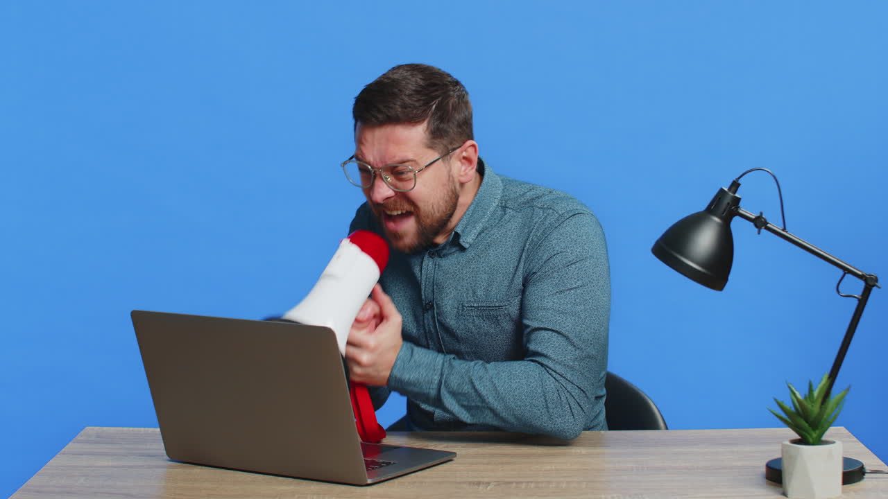 hombre discutiendo hablando en la computadora portátil conversación por cámara web peleas expresa un problema con los empleados