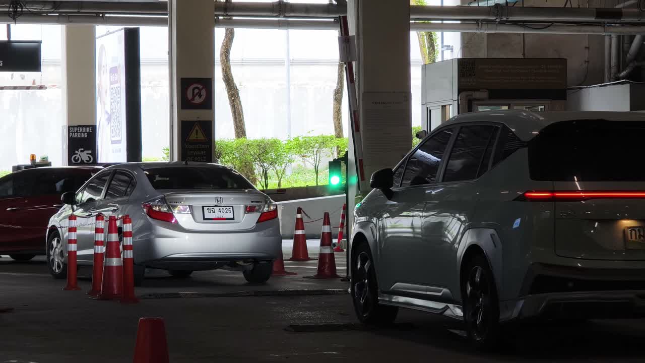 지하 주차장 차량