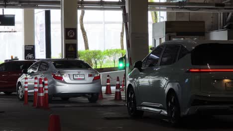 en un garaje de estacionamiento subterráneo