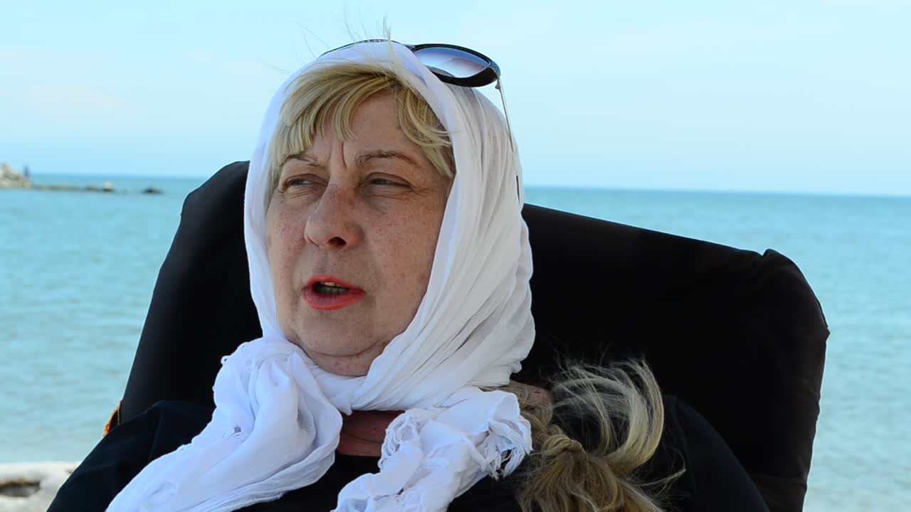 Deniz kıyısı ve kadın. Denize karşı kadın