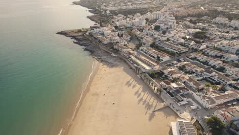 Camión-Aéreo-Disparó-Sobre-El-Pueblo-Costero-De-Praia-Da-Luz-En-La-Costa-Sur-De-Portugal,-Mostrando-Las-Playas-De-Arena-En-Un-Día-Soleado