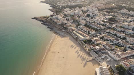 camión aéreo disparó sobre el pueblo costero de praia da luz en la costa sur de portugal, mostrando las playas de arena en un día soleado