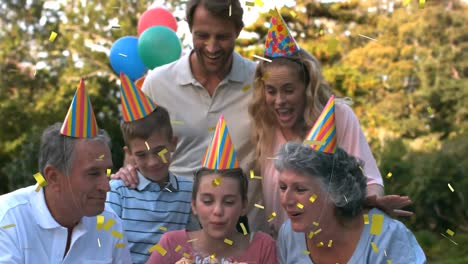 familia de tres generaciones celebrando un cumpleaños al aire libre