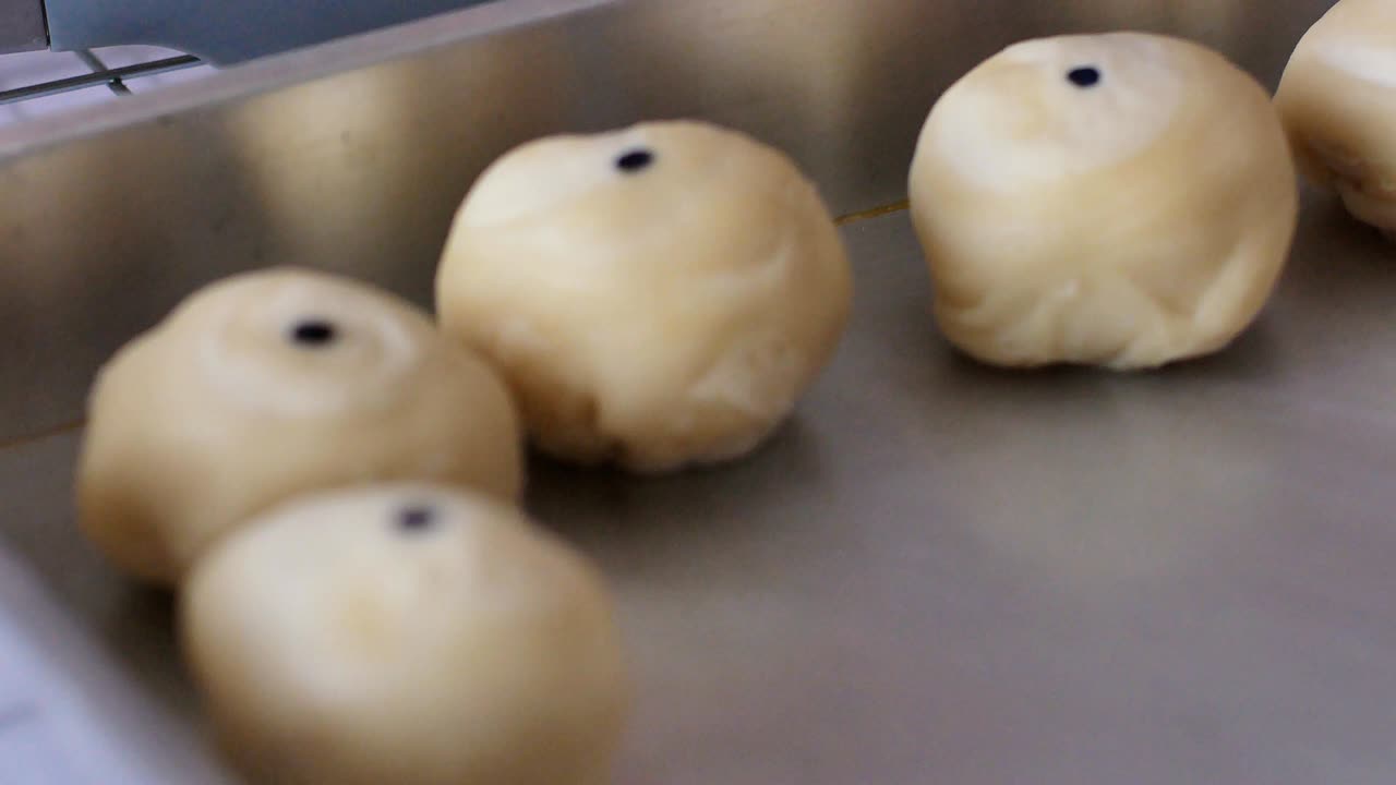 긴 중국 페이스트리 (fried chinese pastry) 를 위한 푸프 페이스터리 (puff pastry) 를 준비합니다.