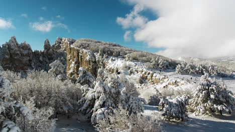paisaje montañoso nevado con árboles