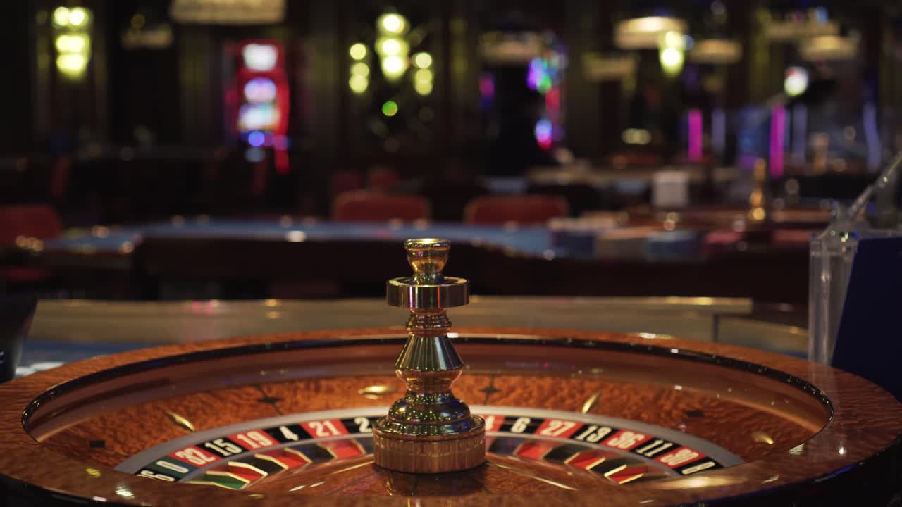 Vista laterale di una roulette che gira in un casinò, giocatori sullo sfondo sfocato