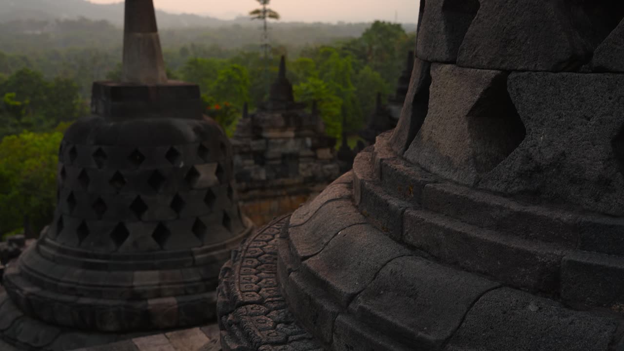 Vista del tramonto sugli stupa di Borobudur, ambientazione tranquilla e storica
