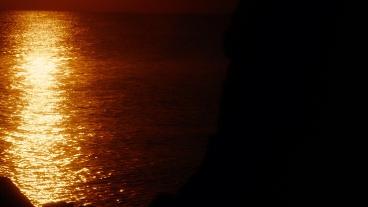 el atardecer dorado sobre el océano