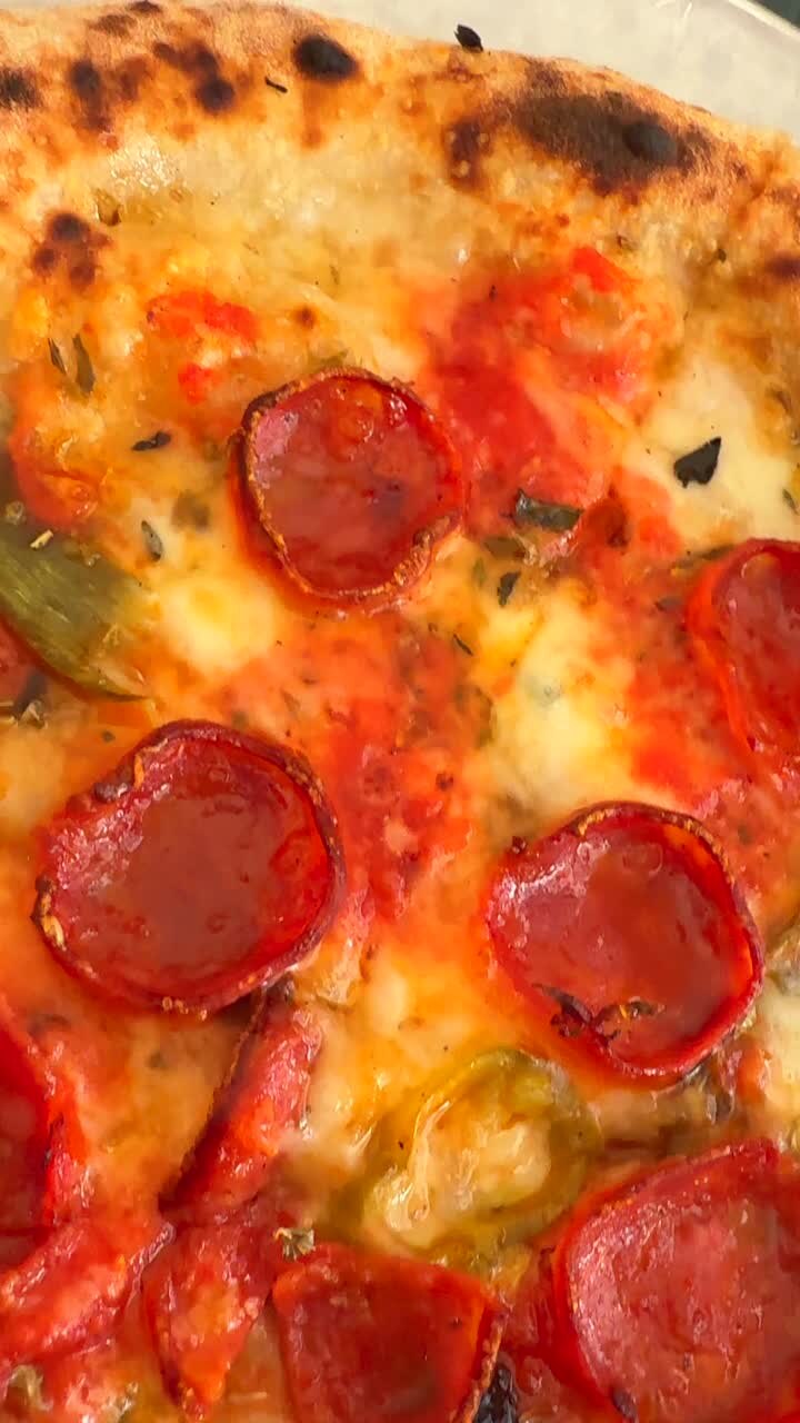 Prossimo piano delle deliziose fette di pizza al pepperoni