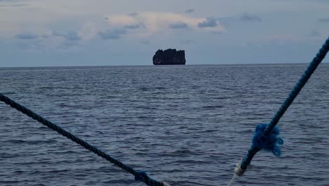 Roca-Caliza-En-Medio-Del-Mar,-El-Nido,-Isla-De-Palawan-En-Alta-Mar,-Filipinas,-Vista-Desde-El-Barco-En-Movimiento