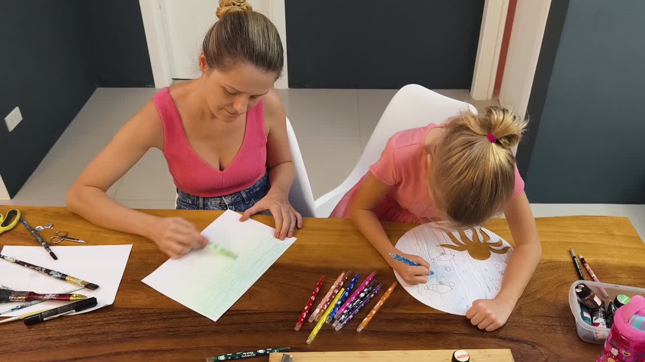 madre e hija dibujando juntos